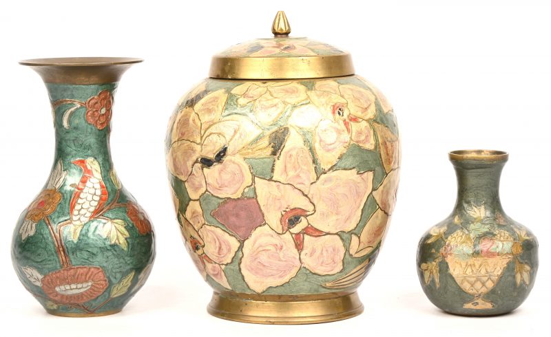 Een lot van twee Chinees koperen vaasjes in cloissoné stijl en ook een gelijkaardig dekselvaasje. Met decor van bloemen en vogels.