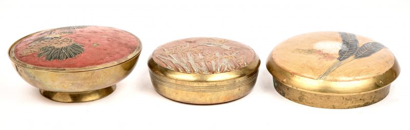 Een lot van drie Chinese koperen zalfdoosjes met decor van vogels en bloemen.