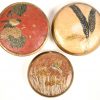 Een lot van drie Chinese koperen zalfdoosjes met decor van vogels en bloemen.