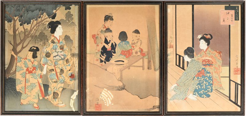 Een set van drie ingekaderde Chinese prenten.
