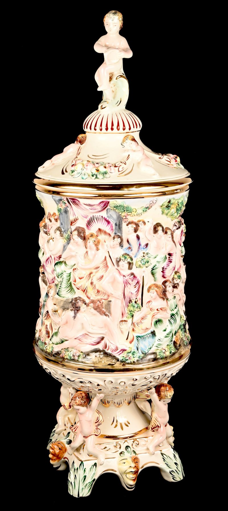 Een grote porseleinen dekselvaas, onderaan gemerkt Capodimonte, met vele personages in het decor.