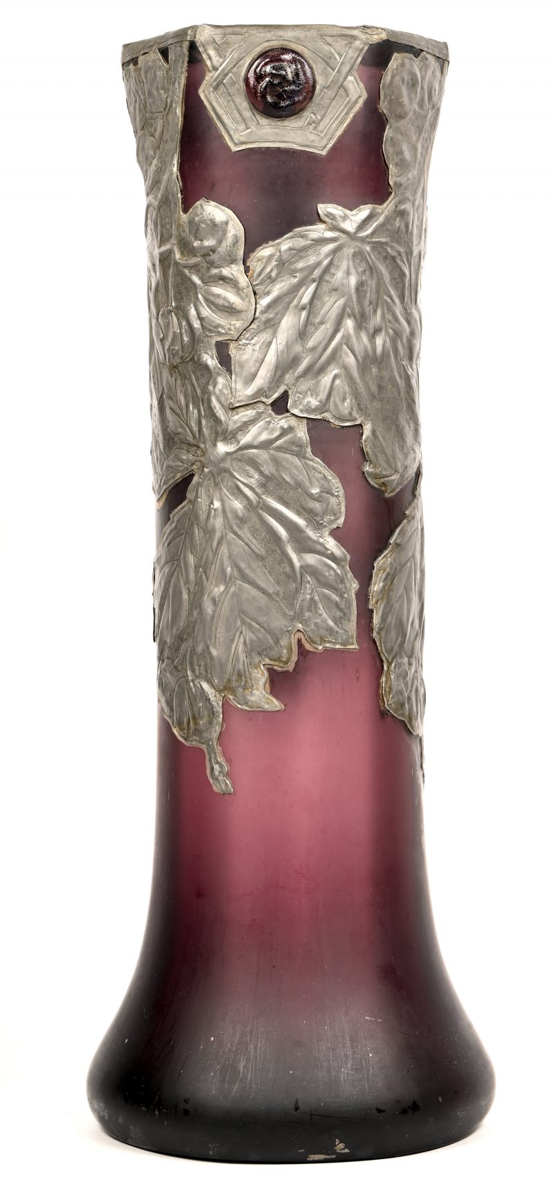 Een vaas in art-nouveau stijl, mondgeblazen glas met een tinnen decor van bladeren.