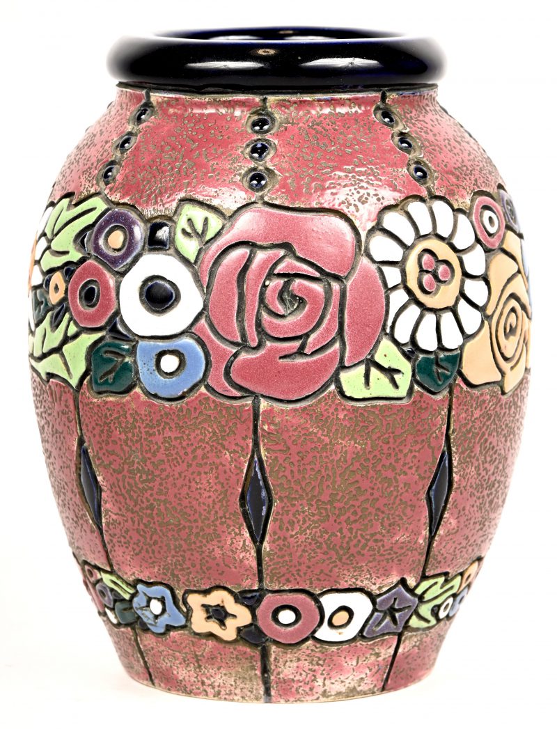 Een art deco vaas van meerkleurig aardewerk met bloemendecor in reliëf. Gemerkt en genummerd 15071.