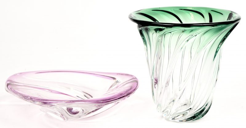 Een lot van twee organisch gevormde voorwerpen van VSL kristal. Een lage roze schaal en een groene vaas.