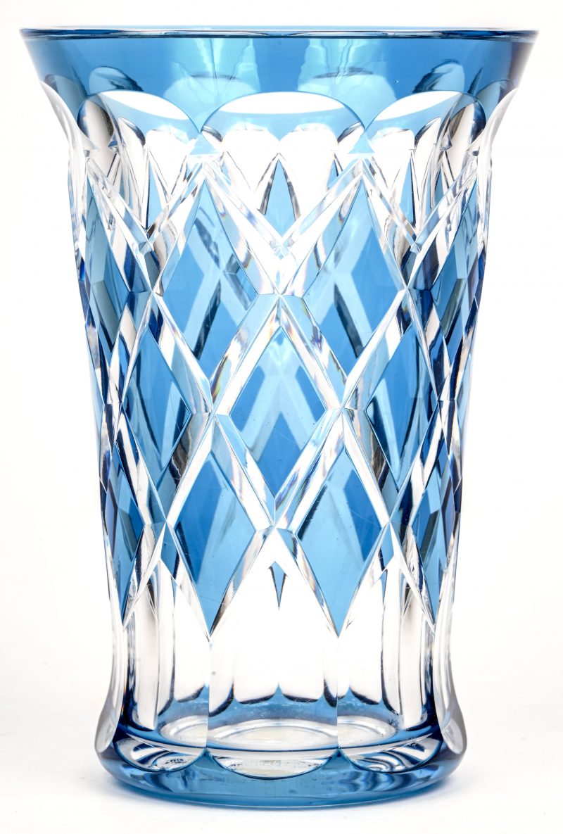 Een vaas van geslepen VSL kristal, blauw in de massa gekleurd. Niet getekend.