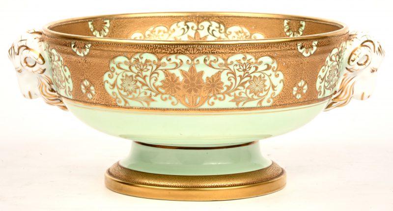 Een porseleinen milieu-de-table gemerkt Noritake met fijne goudkleurige decoraties.
