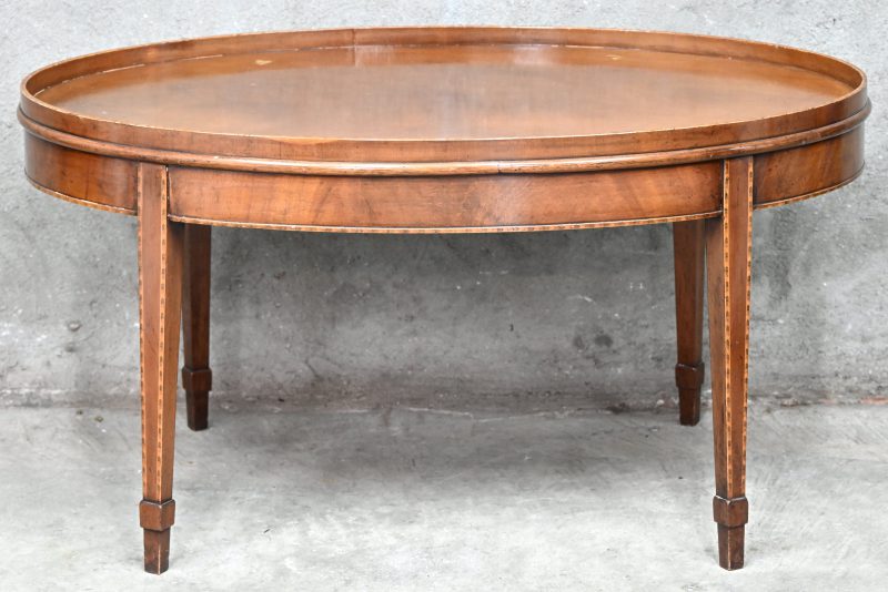 Een elegante ovalen houten salontafel met opstaande rand.