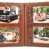 Een oud fotoalbum, velours kaft met florale messing bekleding, met hierin foto’s van vintage voertuigen.