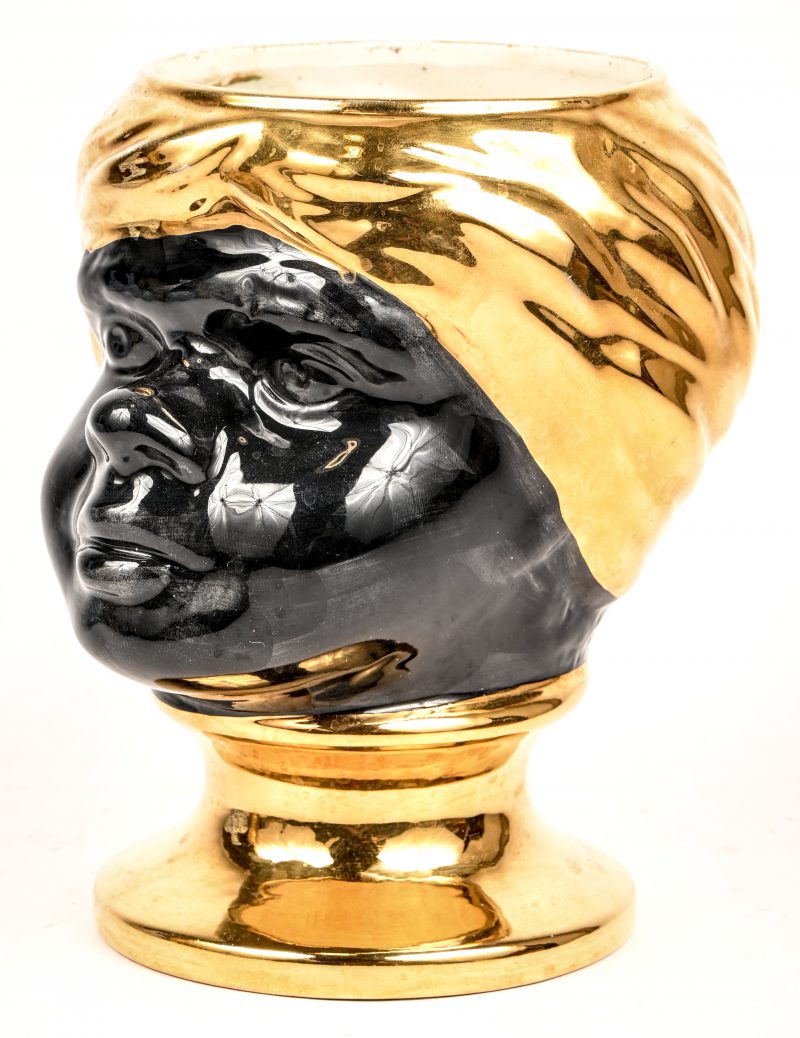 Een Italiaans porseleinen cache-pot naar een ontwerp van Piero Fornasetti, gemerkt Este.