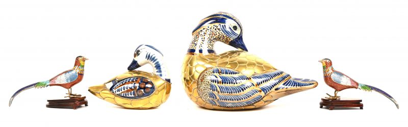 Vier vogels bestaande uit 2 stuks cloisoné op koper en 2 meerkleurig aadewerken met koperen delen. Staart van de kleinste eend gedeukt.