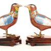 Vier vogels bestaande uit 2 stuks cloisoné op koper en 2 meerkleurig aadewerken met koperen delen. Staart van de kleinste eend gedeukt.