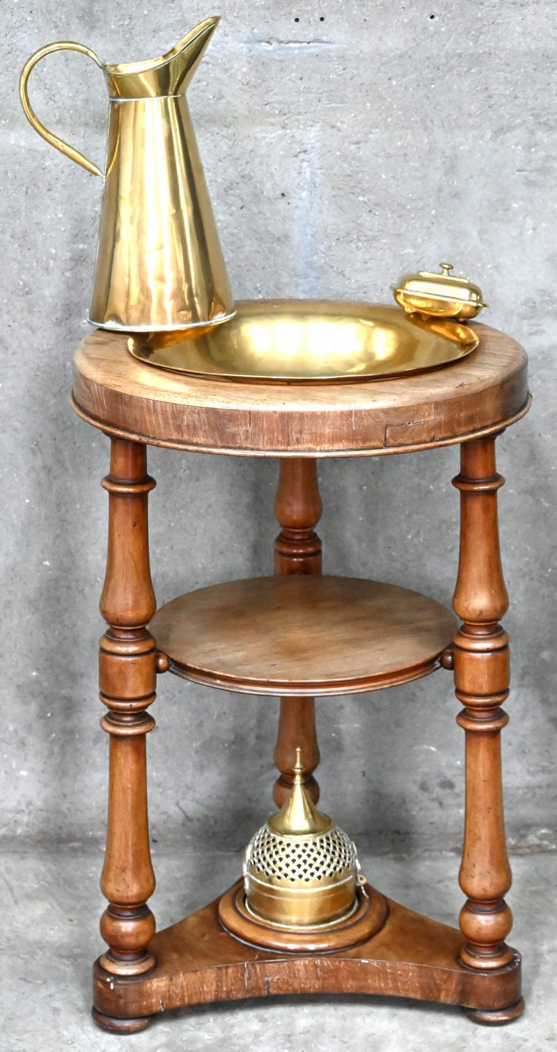 Een rond houten lavobomeubeltje met messing kom, kan en zeepbakje.