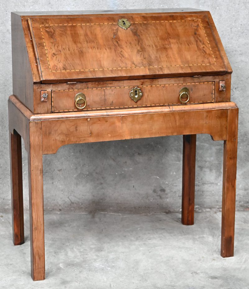 Een kleine secretaire in Georgian stijl in 2 delen.