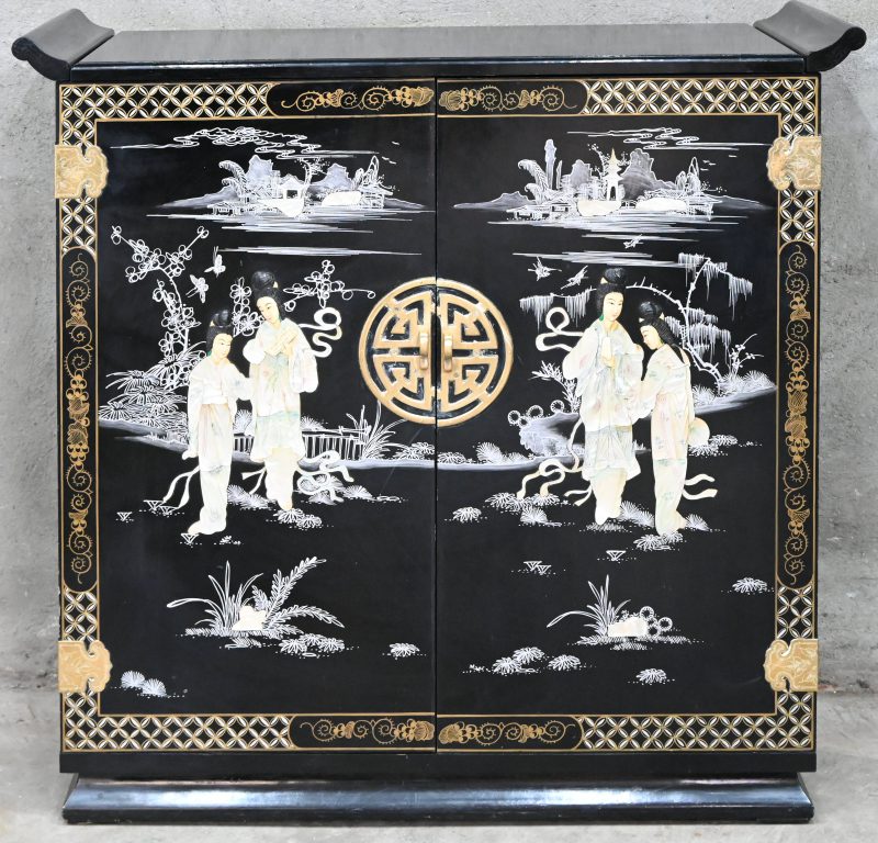 Een barkast in Chinese stijl met personages in het decor.