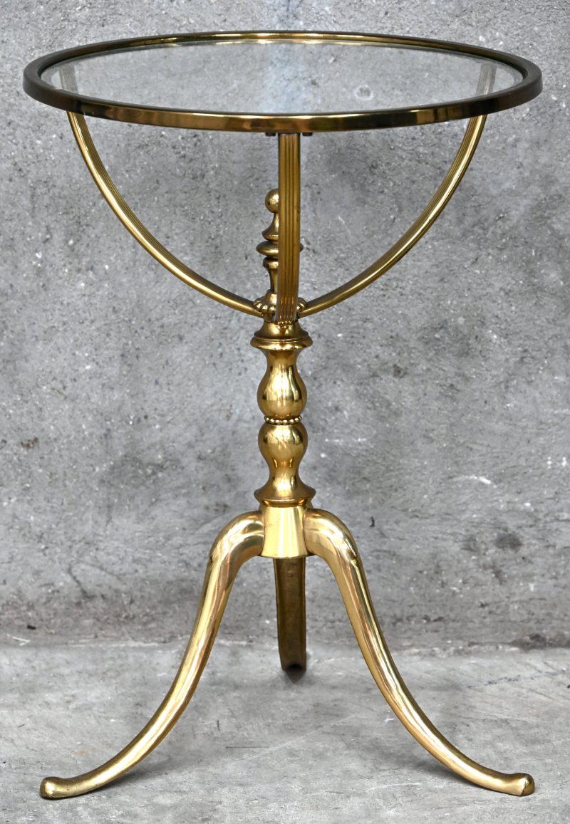 Een messing bijzettafeltje met glazen blad, Hollywood Regency stijl.