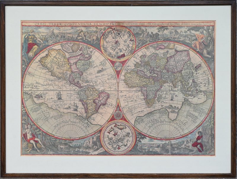 Een ingekaderde prent voorstellend een oude wereldkaart.
