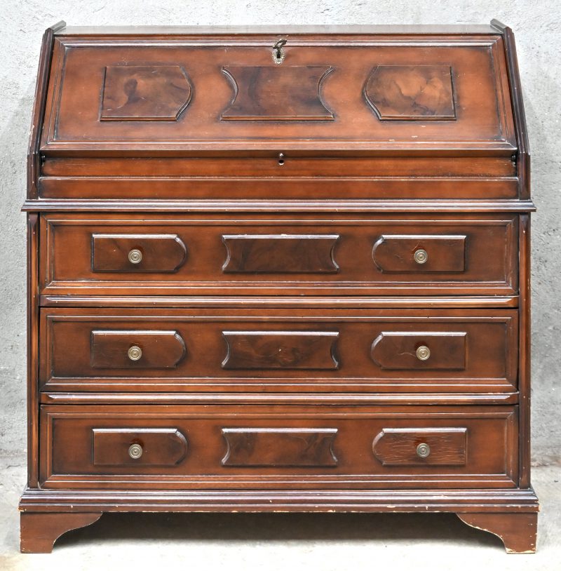 Een secretaire in Engelse stijl met 3 laden.