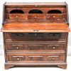 Een secretaire in Engelse stijl met 3 laden.