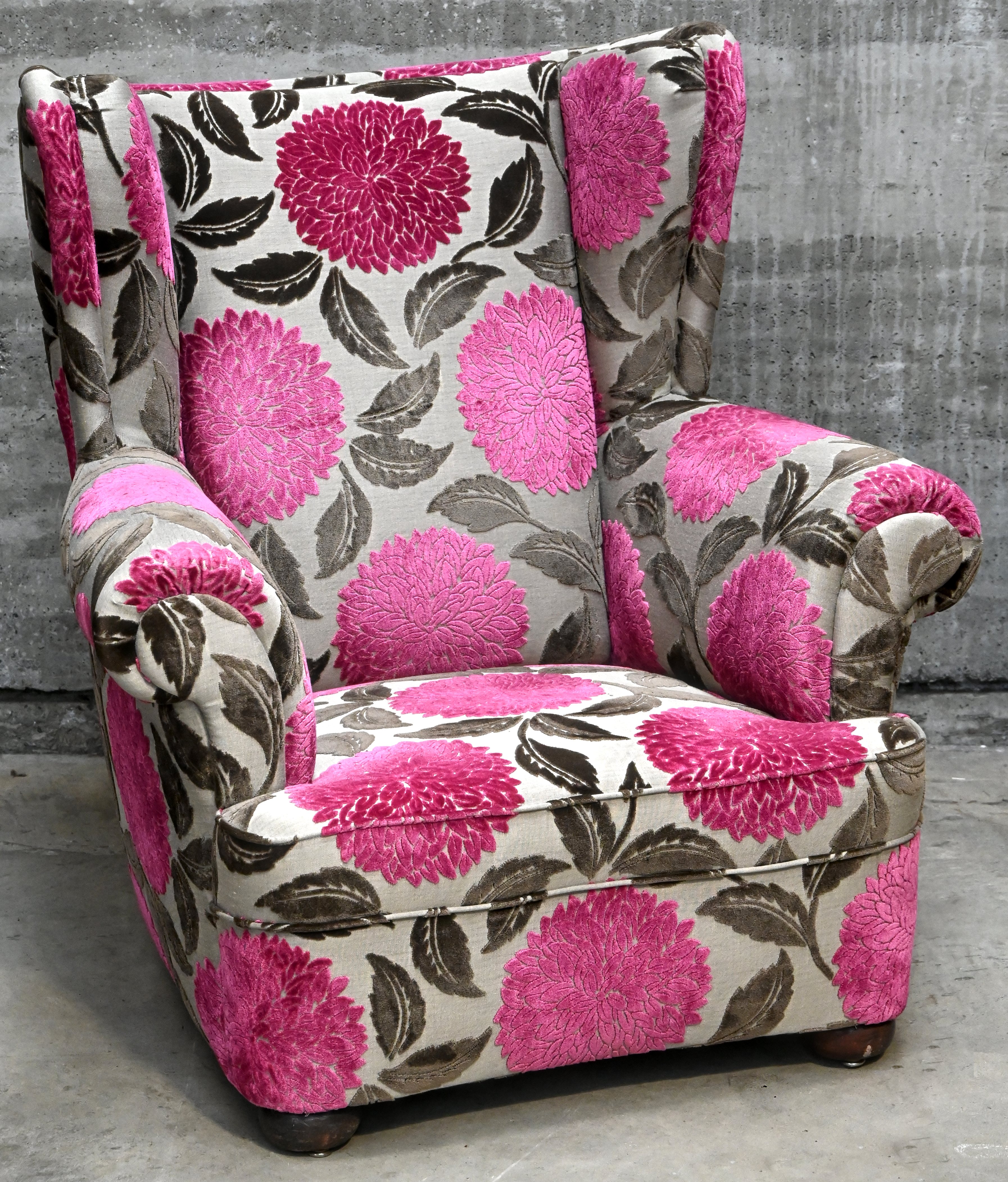 Een luxueus uitgevoerde fauteuil met grote roze bloemen in de bekleding Een luxueus uitgevoerde fauteuil met grote roze bloemen in de bekleding.