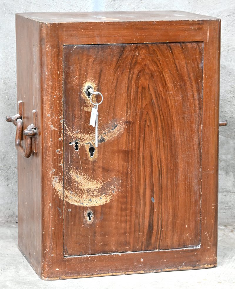 Een vintage stalen brandkast met 2 sleutels en 2 handvatten.
