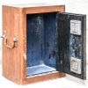 Een vintage stalen brandkast met 2 sleutels en 2 handvatten.
