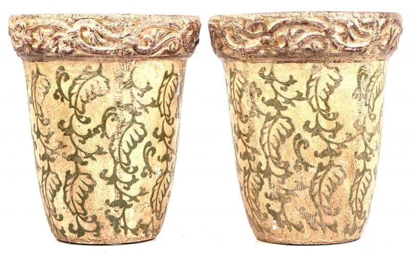 Een set van twee bloempothouders, van gepatinneerd aardewerk. Uit de collectie; House Of Porters.