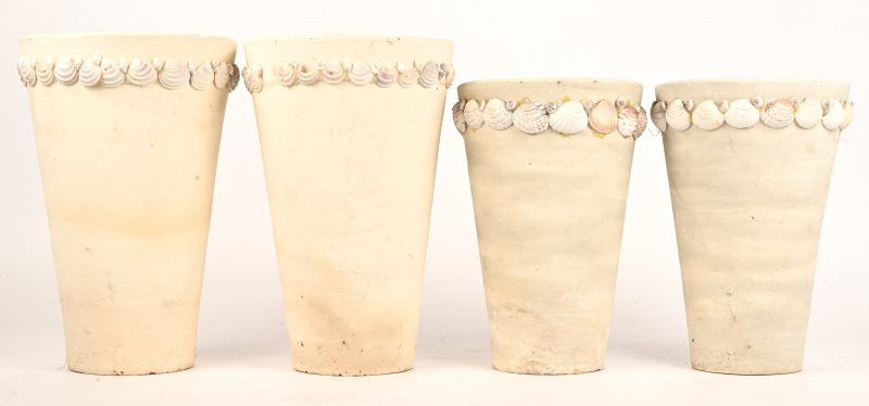 Een set van vier aardewerken bloempothouders, uit de collectie; House Of Porters. Ecrukleurig beschilderd en versierd met schelpjes. Van het grootste paar zijn enkele schelpjes manco.