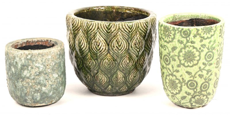 Een lot van drie aardewerken bloempothouders in verschillende groentinten. Uit de collectie; House Of Porters.