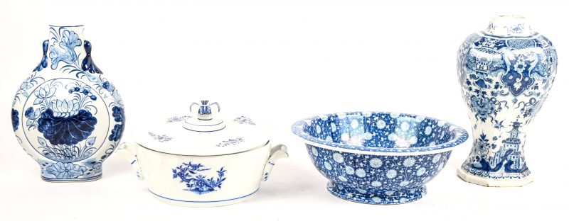 Een lot van blauw-wit geglazuurd aardewerk, bestaande uit twee vazen, een schaal en een terrine.