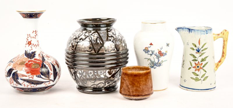 Een gevarieerd lot van glas, porselein en aardewerk. Omvat onder andere vazen van Limoges en Gold Imari.