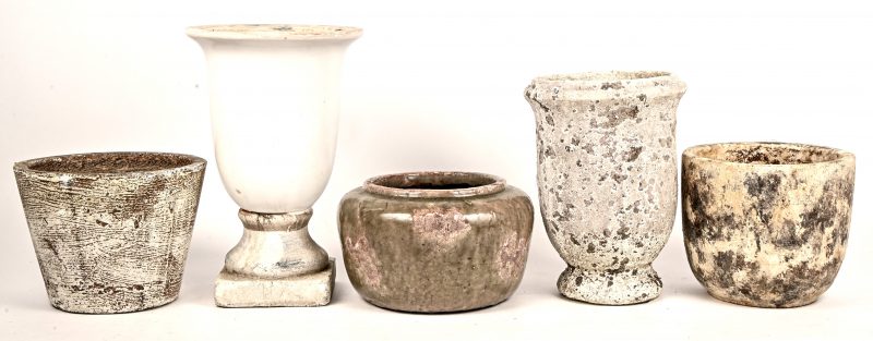 Een lot van vijf vazen en bloempothouders van geglazuurd en gepatinneerd aardewerk. Uit de collectie; House Of Porters.