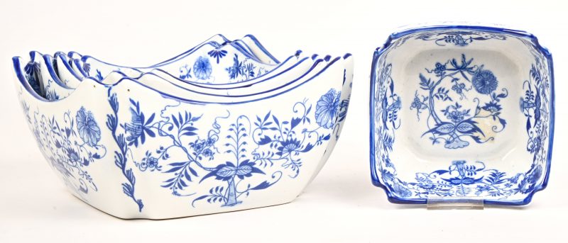 Een set van vijf in elkaar passende kommen van Europees porselein met blauw op wit bloemendecor. Onderaan gemerkt.