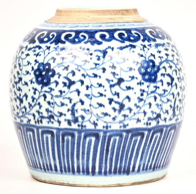 Een gemberpot van blauw-wit geglazuurd Chinees porselein. Met een barst aan de kraag, het deksel is manco. Draagt onderaan een zegel; CUSTOM PERMISSION.