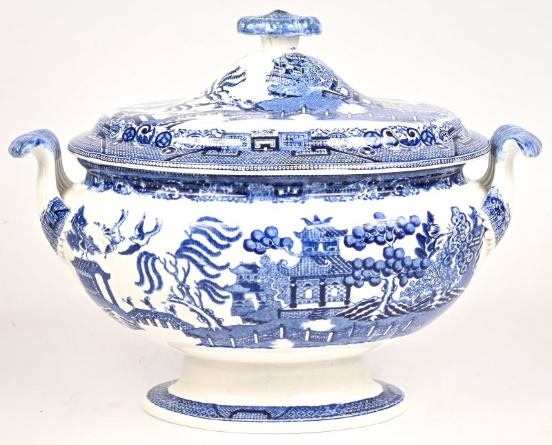 Een terrine met deksel van blauw-wit geglazuurd aardewerk. Willow decor, onderaan gemerkt.