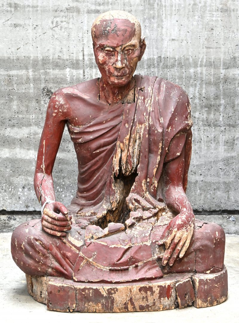 ‘Thaise monnik.’ Een roodgepatineerde houten sculptuur. Vroeg 20ste eeuw.