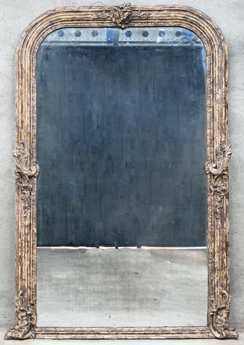 Een 19e eeuwse barokke-stijl spiegel, met moderne patina.
