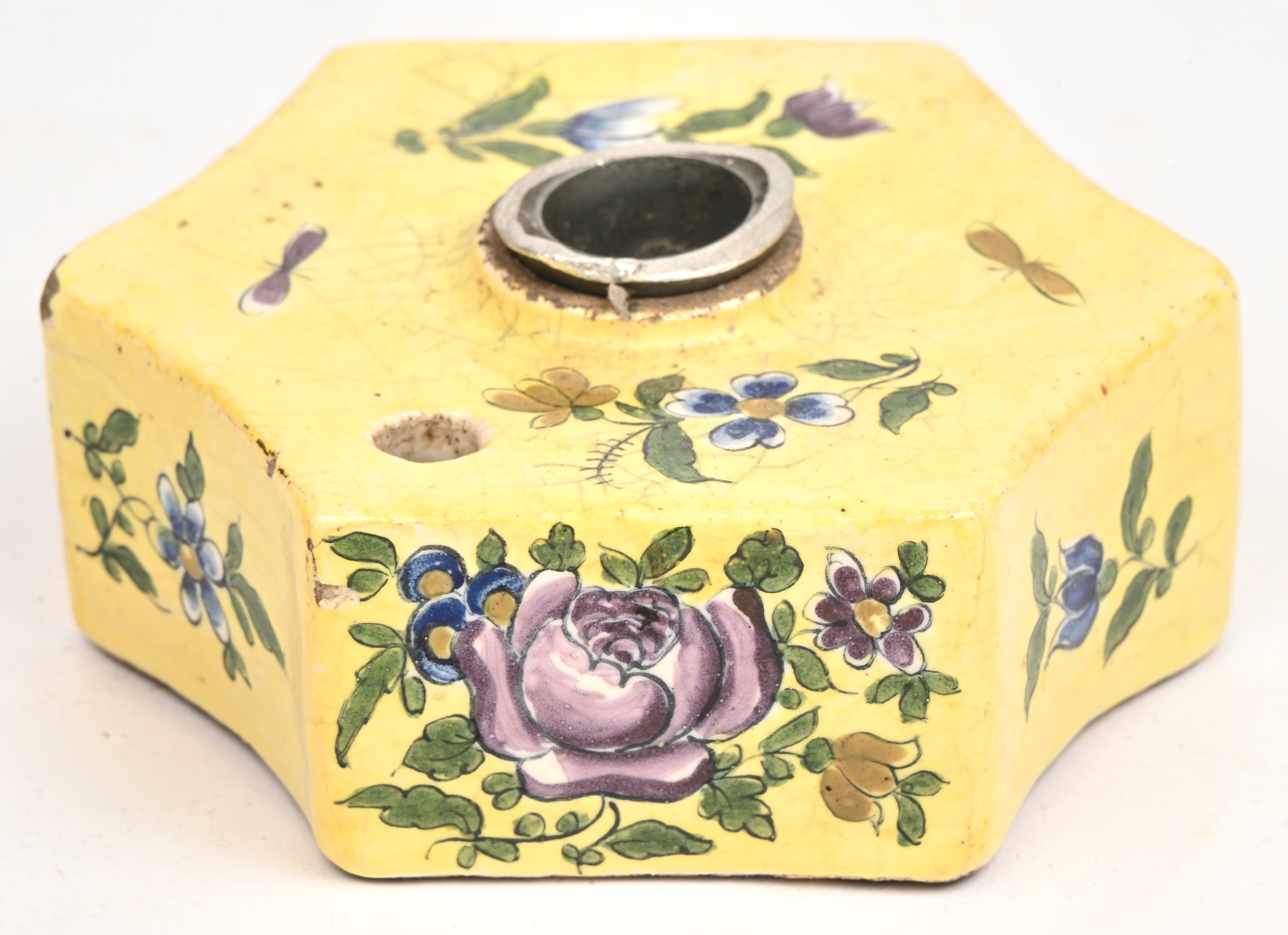 Een antieke zeskantige inktpot en pennenhouder. Van geglazuurd aardewerk, met een decor van bloemen en vlinders. Circa 1760, Montauban Een antieke zeskantige inktpot en pennenhouder. Van geglazuurd aardewerk, met een decor van bloemen en vlinders. Circa 1760, Montauban.