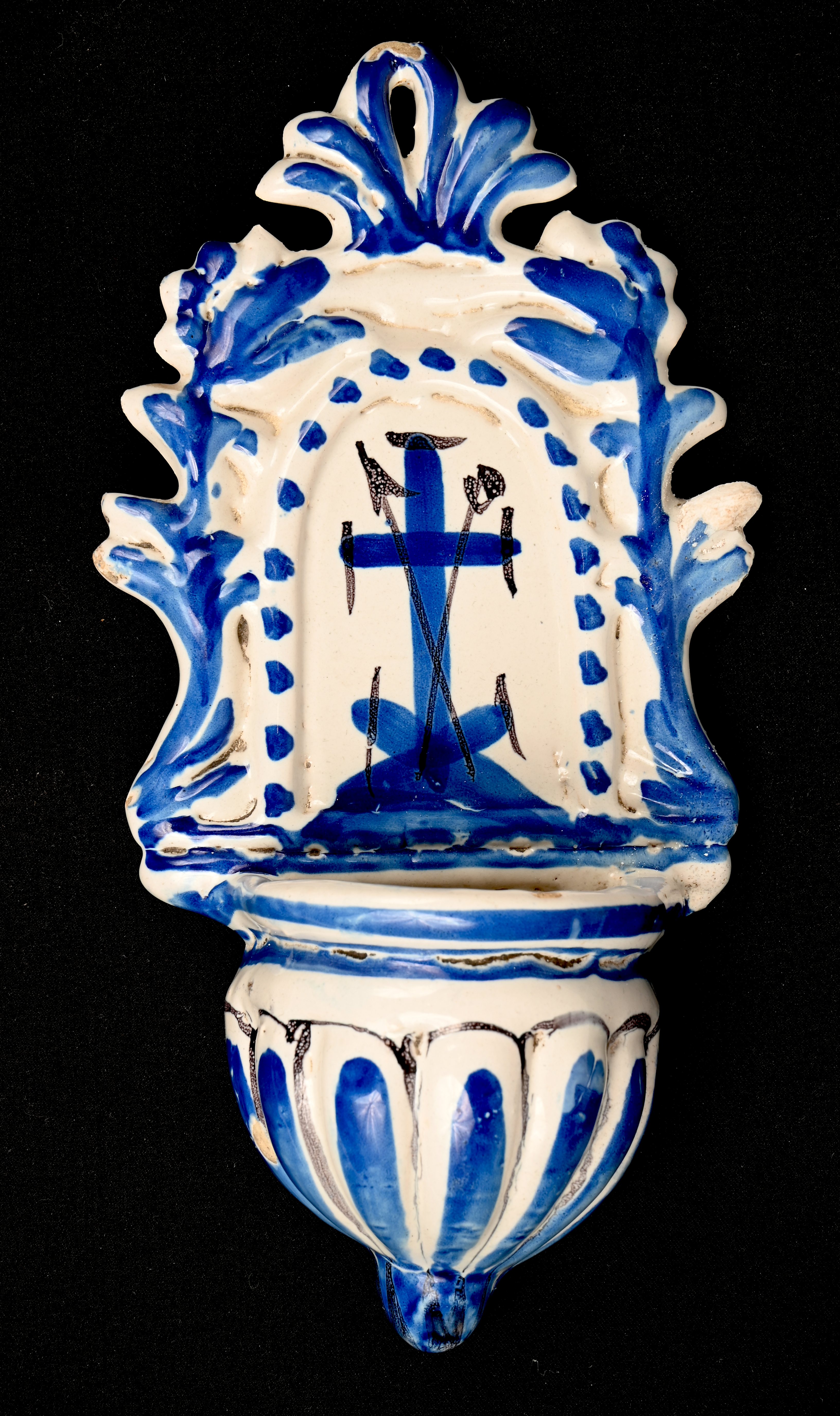 Een antiek wijwatervat van blauw-wit geglazuurd aardewerk. Heeft een beetje schilferschade Een antiek wijwatervat van blauw-wit geglazuurd aardewerk. Heeft een beetje schilferschade.