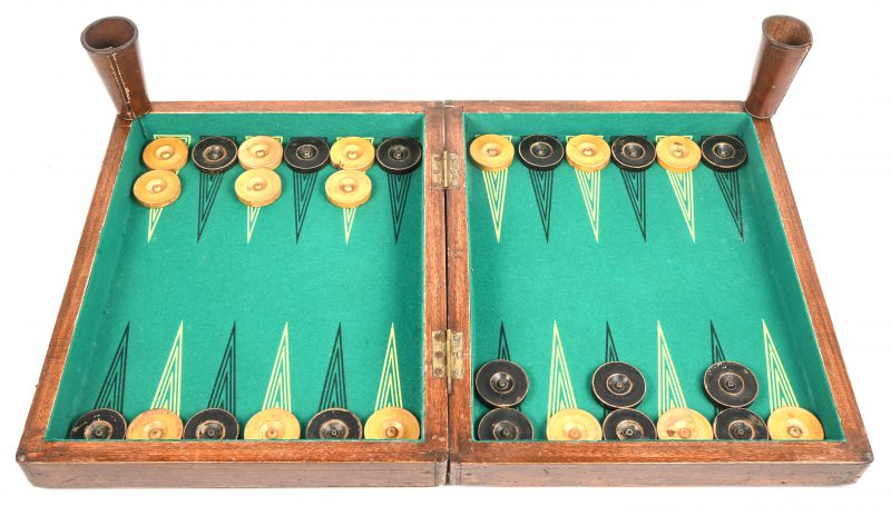 Backgammonspel in een houten koffer, met lederen werpbekers.