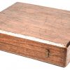 Backgammonspel in een houten koffer, met lederen werpbekers.