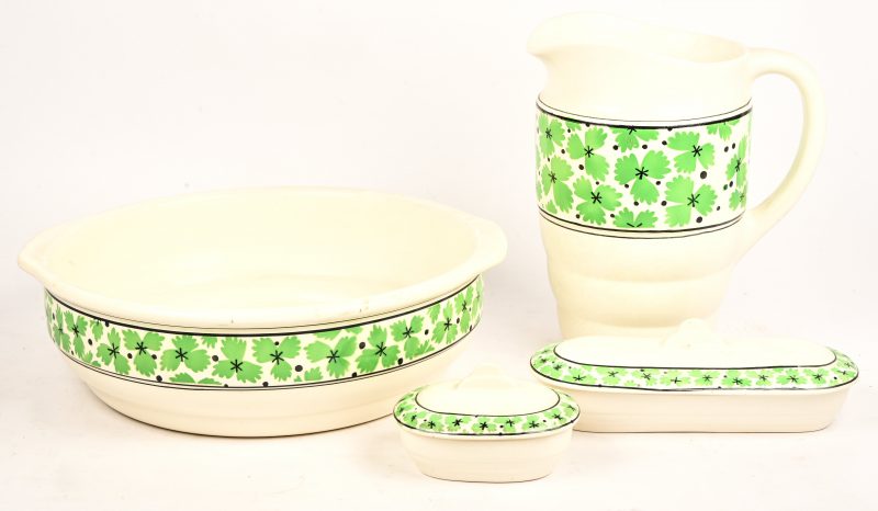 Een art deco lampetstel, geglazuurd aardewerk, gemerkt Boch La Louvière, model Bruno, met groene bladeren gedecoreerd.