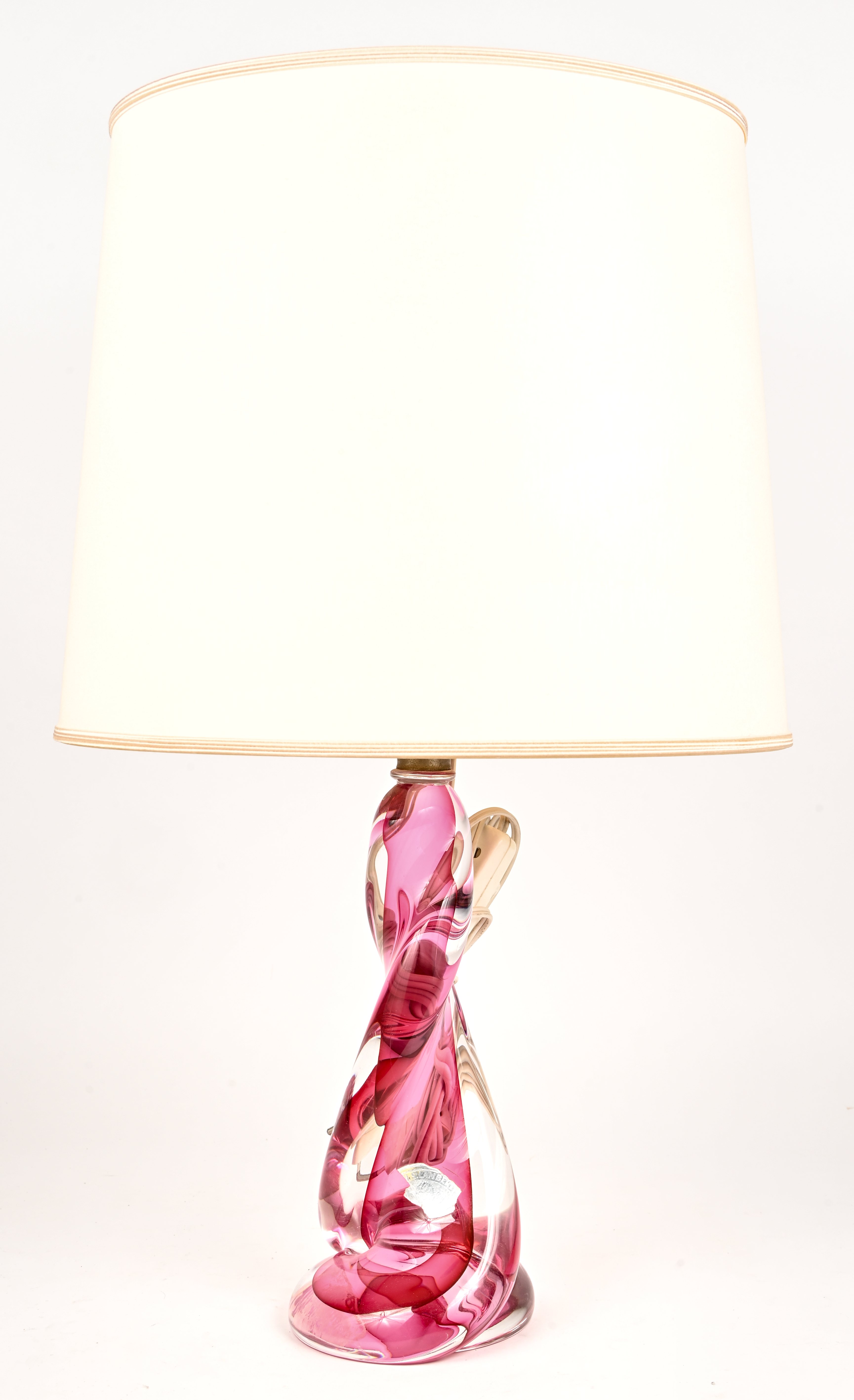 Een kristallen lampvoet, gemerkt Val Saint Lambert, roze in de massa gekleurd Een kristallen lampvoet, gemerkt Val Saint Lambert, roze in de massa gekleurd.