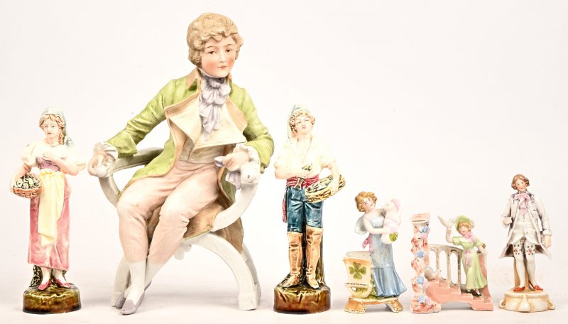 Een lot van 6 beeldjes, meerkleurig biscuit en porselein.