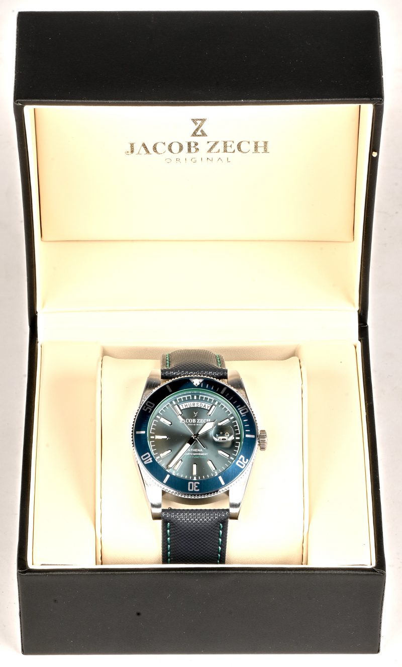 Een Jacob Zeich polshorloge model ‘Athena’, met kalender en dagaanduiding. In nieuwstaat, met originele verpakking.