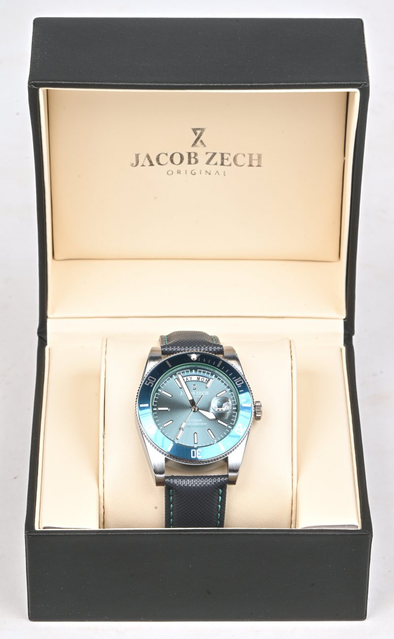 Een Jacob Zeich polshorloge model ‘Athena’, met kalender en dagaanduiding. In nieuwstaat, met originele verpakking.