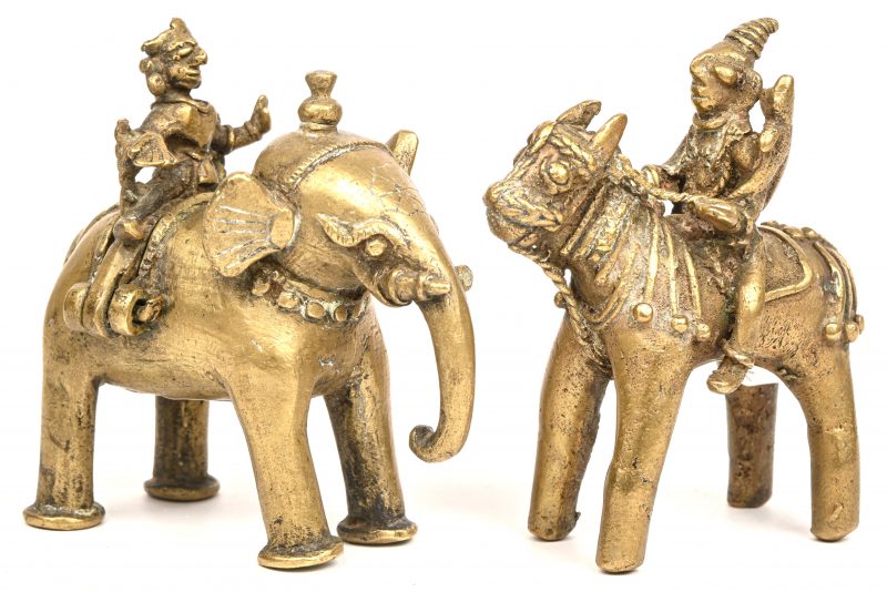 Een lot van twee Indische bronzen beeldjes. Een ruiter te paard en een danseres gezeten op een olifant.