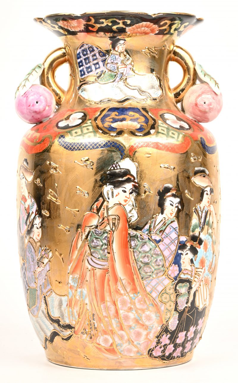 Een Japanse porseleinen kraagvaas met Geisha’s in het decor.