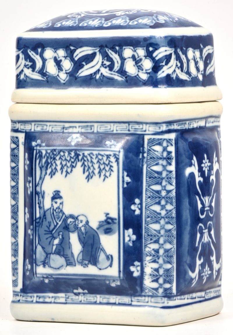 Een theedoos van blauw-wit Chinees porselein. Onderaan gemerkt.