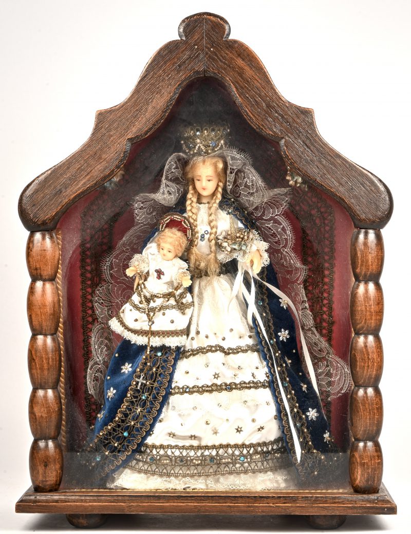 Madonna met kind, een paar wassen beelden in een houten schrijn.