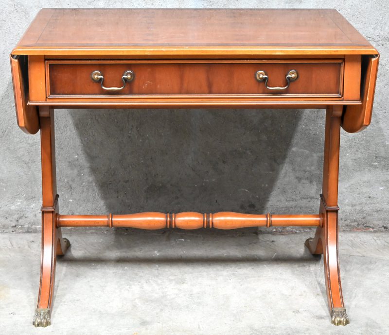 Een kersenkleurig bureau met neerklapbare kanten in Engelse stijl.